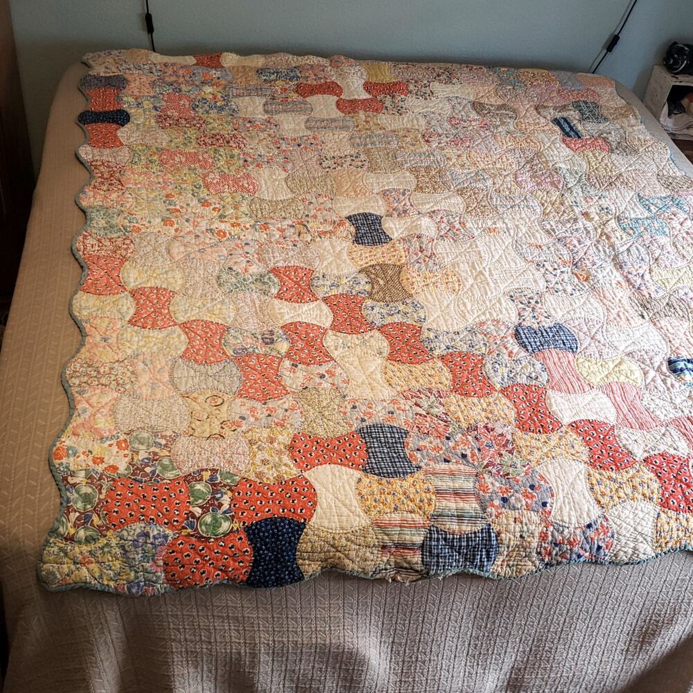 vintage hand quilted  patchwork quilt. scrappy, bow-tie patterns scalloped edge - Picture 2 of 11